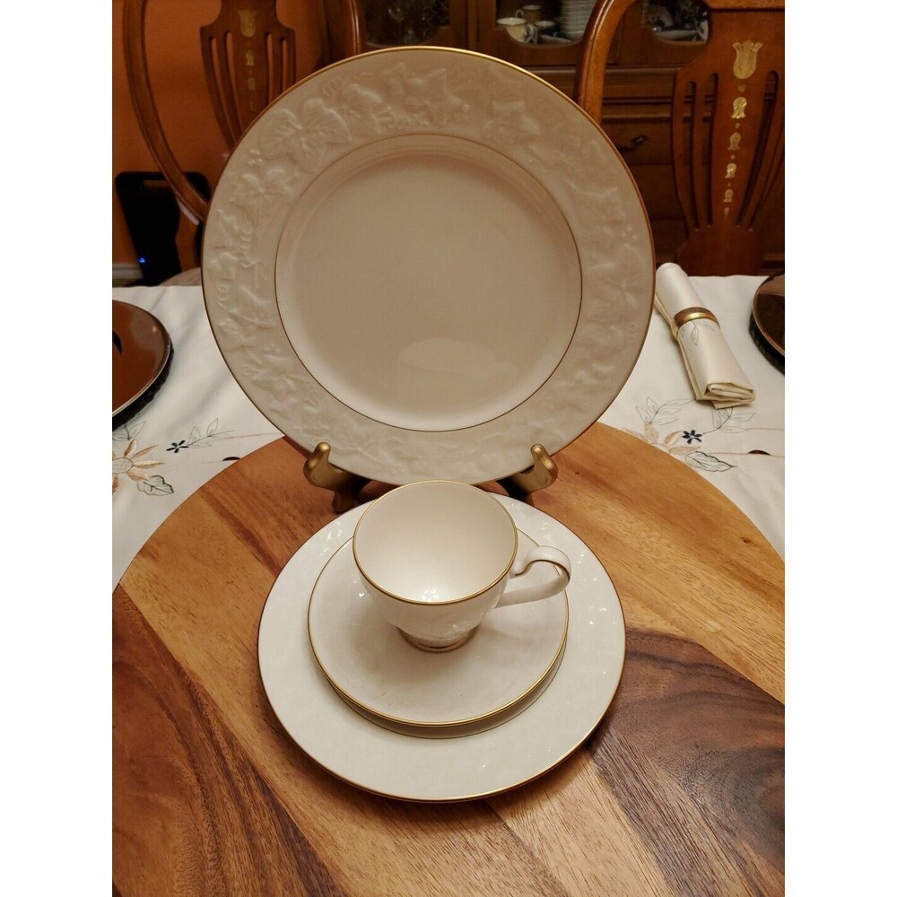 4 Piece Place Setting Halls of Ivy (Gold Trim) by NORITAKE
